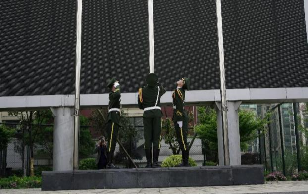 学会感恩 学会做人  我校举行第九周升国旗仪式