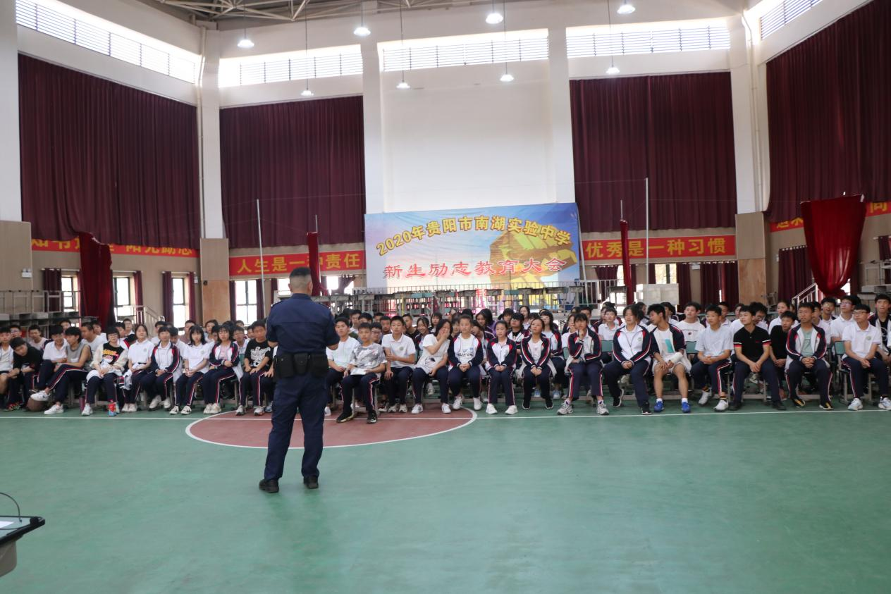 我校邀请白云公安分局特、巡警来校进行反恐演习